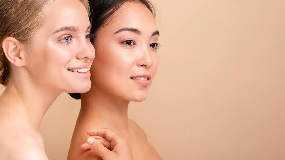 Close-up smiley models posing togethe